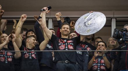 Schlussjubel. Trainer Xabi Alonso Leverkusen mit einer Meisterschale aus Pappe.