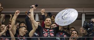 Schlussjubel. Trainer Xabi Alonso Leverkusen mit einer Meisterschale aus Pappe.