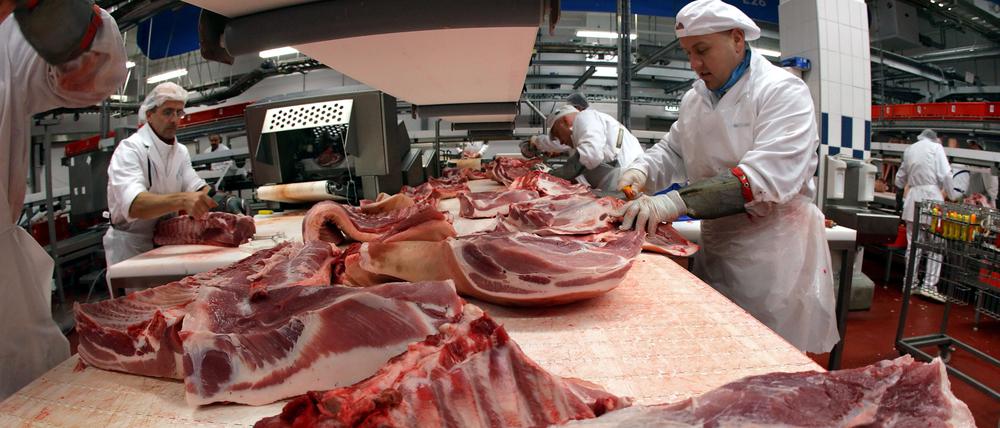 Schweinefleisch wird an einer sogenannten Zerlegestrecke verarbeitet.