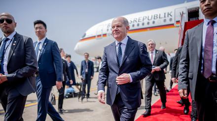 Bundeskanzler Olaf Scholz (SPD) kommt am Flughafen von Shanghai an. Scholz befindet sich auf seiner dreitägigen Chinareise und trifft zum Abschluss Präsident Xi in Peking. 