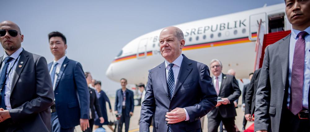 Bundeskanzler Olaf Scholz (SPD) kommt am Flughafen von Shanghai an. Scholz befindet sich auf seiner dreitägigen Chinareise und trifft zum Abschluss Präsident Xi in Peking.