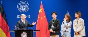 Bundeskanzler Olaf Scholz (SPD, links) bei einer Fragestunde mit Studierenden an der Tongji-Universität in Shanghai.