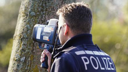 Baden-Württemberg, Mannheim: Ein Polizist kontrolliert mit einem Lasergerät an der Bundesstraße 36 die Geschwindigkeit von Fahrzeugen (Archivbild vom 24.03.2022).
