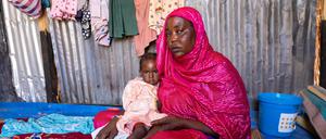 Eine aus dem Sudan geflüchtete Frau mit ihrer kleinen Tochter in einem Flüchtlingscamp im Tschad.