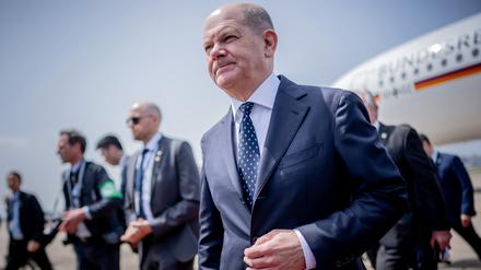 Bundeskanzler Olaf Scholz (SPD) kommt am Flughafen von Shanghai an. Scholz befindet sich auf seiner dreitägigen Chinareise und trifft zum Abschluss Präsident Xi in Peking.