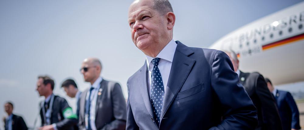 Bundeskanzler Olaf Scholz (SPD) kommt am Flughafen von Shanghai an. Scholz befindet sich auf seiner dreitägigen Chinareise und trifft zum Abschluss Präsident Xi in Peking.