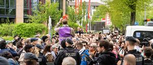Besucher warten auf Einlass zum Palästina-Kongress in Berlin. (Archivbild)