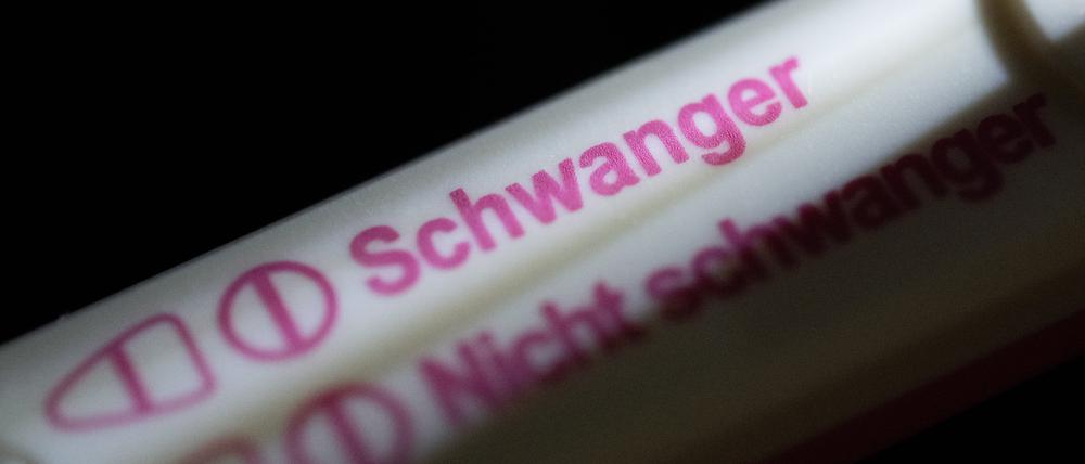 Ein Schwangerschaftstest liegt auf einem Tisch.