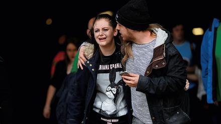Menschen verlassen nach dem Anschlag das Arndale Shopping Center in Manchester.