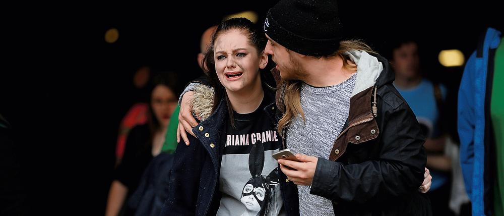 Menschen verlassen nach dem Anschlag das Arndale Shopping Center in Manchester.