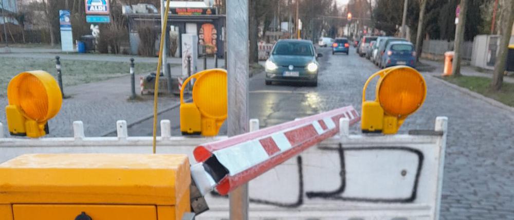 Zerstörte Schranke auf der Hauptstraße in Berlin-Rosenthal.