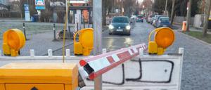 Zerstörte Schranke auf der Hauptstraße in Berlin-Rosenthal.