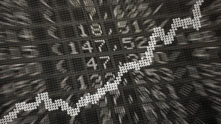 Die große Anzeige in der Frankfurter Börse zeigt die Dax-Kurve und verschiedene Börsenkurse (Archivbild von 2014).