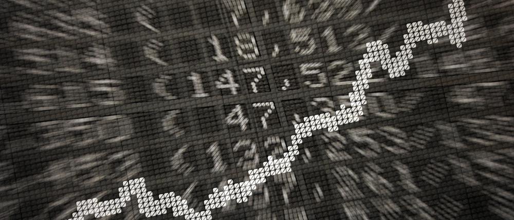 Die große Anzeige in der Frankfurter Börse zeigt die Dax-Kurve und verschiedene Börsenkurse (Archivbild von 2014).