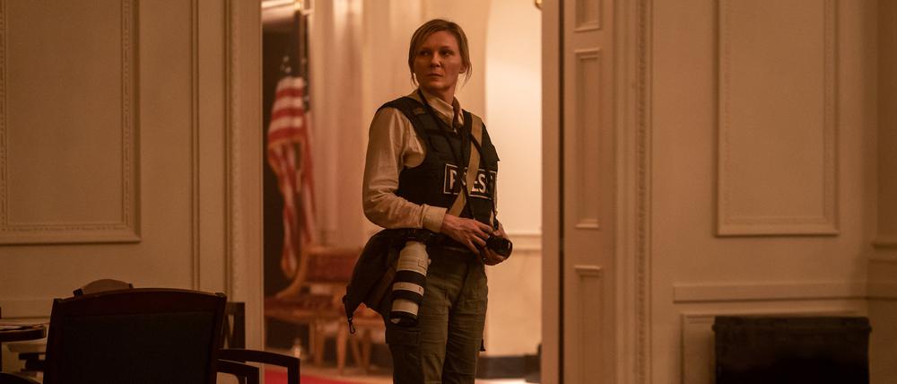 Zerrissene Nation. Die Kriegsberichterstatterin Lee (Kirsten Dunst) im Westflügel des Weißen Hauses.