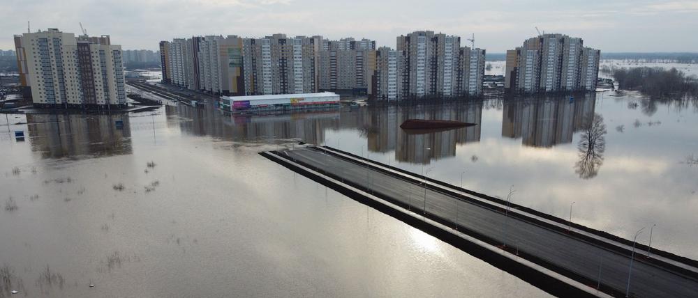 Luftaufnahme einer überfluteten Hochhaussiedlung in Orenburg.