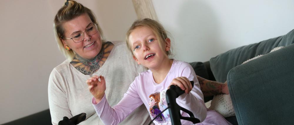 Lotta Rathgeber, neun Jahre, aus Potsdam wurde mithilfe von Crowdfunding eine Stammzellen-Therapie in Thailand ermöglicht.