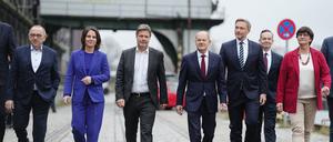 Kanzler Olaf Scholz (SPD), Mitglieder seines Kabinetts und die damalige SPD-Spitze 2021 auf dem Weg zur Vorstellung des Koalitionsvertrags.
