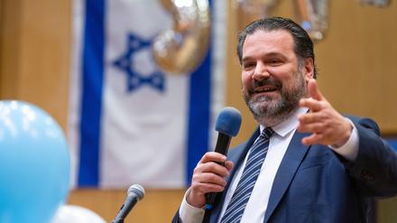 Gideon Joffe, Vorsitzender der Jüdischen Gemeinde zu Berlin, spricht in der Aula der Heinz-Galinski-Schule. In der Heinz-Galinski-Schule werden 20 israelische, durch die Angriffe der Hamas vom 7. Oktober traumatisierte Kinder und Jugendliche empfangen.