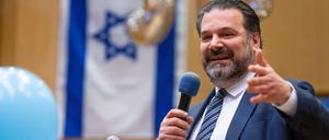 Gideon Joffe, Vorsitzender der Jüdischen Gemeinde zu Berlin, spricht in der Aula der Heinz-Galinski-Schule. In der Heinz-Galinski-Schule werden 20 israelische, durch die Angriffe der Hamas vom 7. Oktober traumatisierte Kinder und Jugendliche empfangen.