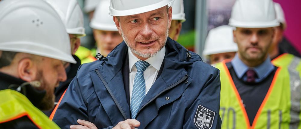 Bundesfinanzminister Christian Lindner beim Einsatz der Schwarzarbeits-Kontrolle des Zolls am Potsdamer Platz in Berlin.