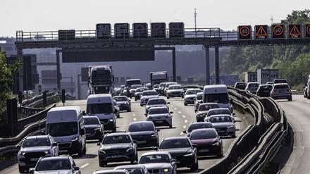Starker Verkehr auf der Autobahn A8 am Autobahnkreuz Stuttgart (Archivbild).