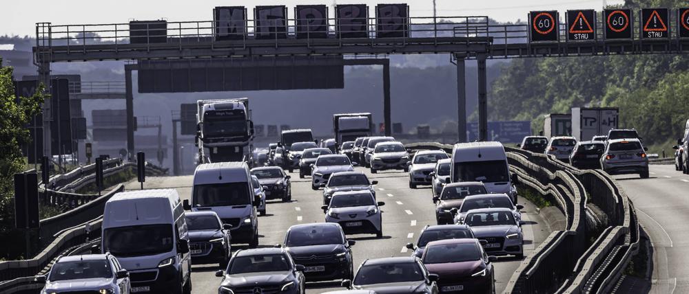 Starker Verkehr auf der Autobahn A8 am Autobahnkreuz Stuttgart (Archivbild).