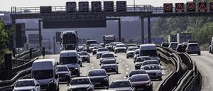 Starker Verkehr auf der Autobahn A8 am Autobahnkreuz Stuttgart (Archivbild).