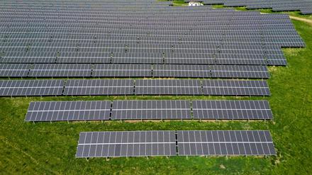 08.04.2024, Sachsen, Leisnig: Ein Solarpark steht auf einem Feld. (Luftaufnahme mit Drohne) (zu dpa: «Verbände fordern Ampel zur Verabschiedung des Solarpakets auf») Foto: Jan Woitas/dpa +++ dpa-Bildfunk +++
