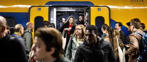 Reisende steigen in der morgendlichen Hauptverkehrszeit aus einem Zug am Bahnhof Utrecht Centraal. 
