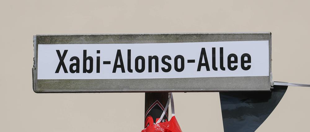 Nach dem Meistertitel von Bayer Leverkusen prüft die Verwaltung der Stadt Leverkusen die Voraussetzungen für eine offizielle Benennung einer Straße nach dem Erfolgstrainer.
