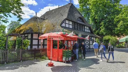 Eine Verkaufsstelle von Karls Erdbeerhof am U-Bahnhof Dahlem Dorf in Berlin.