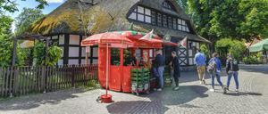 Eine Verkaufsstelle von Karls Erdbeerhof am U-Bahnhof Dahlem Dorf in Berlin.