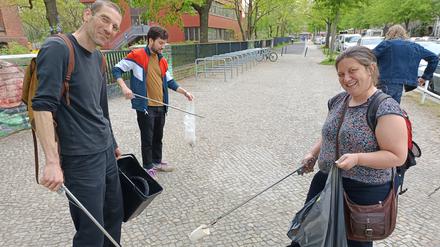 Eckhard Gauterin und Ilka Sommer von der Kiezblock-Initiative Kaskelkiez beim Frühjahrsputz.