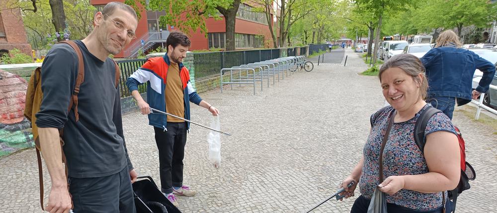 Eckhard Gauterin und Ilka Sommer von der Kiezblock-Initiative Kaskelkiez beim Frühjahrsputz.
