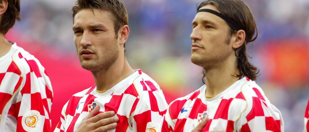 Die beiden Brüder Robert (li.) und Niko Kovac (beide Kroatien) während der Nationalhymne.