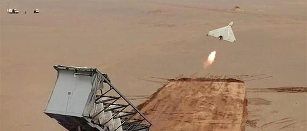 Dieses von der iranischen Nachrichtenagentur Tasnim News Agency veröffentlichte Bild zeigt eine Drohne, die während des iranischen Großangriffs auf Israel am 14. April gestartet wird.