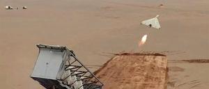 Dieses von der iranischen Nachrichtenagentur Tasnim News Agency veröffentlichte Bild zeigt eine Drohne, die während des iranischen Großangriffs auf Israel am 14. April gestartet wird.