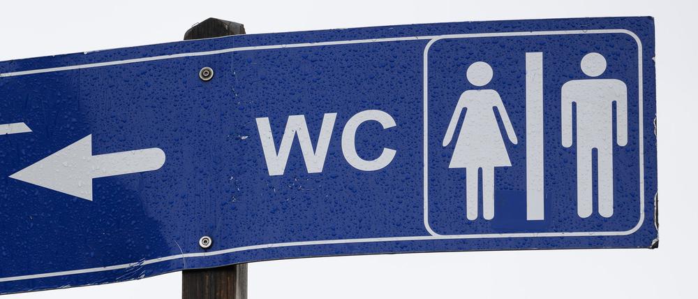 Ein Schild ·WC· steht in der Altstadt am Altmarkt in Dresden.