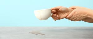 Eines der ersten Symptome für Parkinson ist, wenn Patienten die Kaffeetasse nicht mehr ruhig halten können. 
