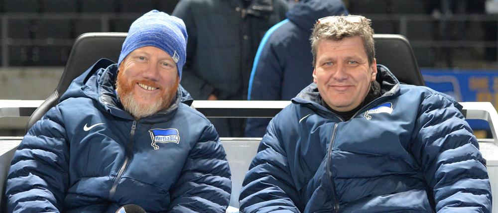 Für unsere Autorin wirken bis heute die Abschiedsworte von Herthas Stadionsprecher Fabian von Wachsmann (re.) zum Tod von Präsident Kay Bernstein nach.
