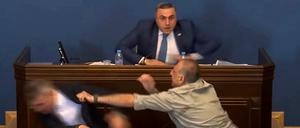 „Russisches Gesetz“ löst Prügelattacke in Georgien aus.