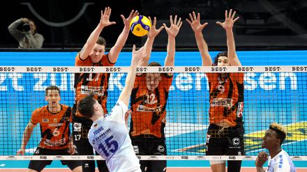 Die Volleys versuchten alles am Block, doch am Ende konnte sich der VFB Friedrichshafen durchsetzen.