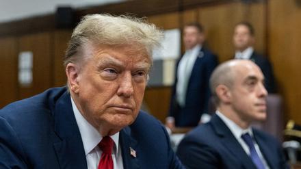 Der ehemalige US-Präsident Donald Trump sitzt am Montag im Manhattan Criminal Court in New York.