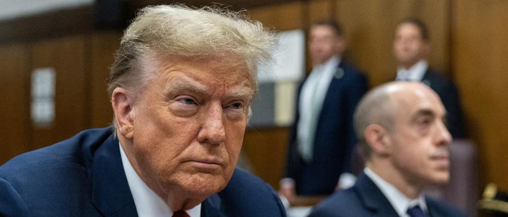 Der ehemalige US-Präsident Donald Trump sitzt am Montag im Manhattan Criminal Court in New York.