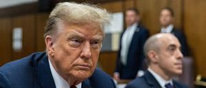 Der ehemalige US-Präsident Donald Trump sitzt am Montag im Manhattan Criminal Court in New York.
