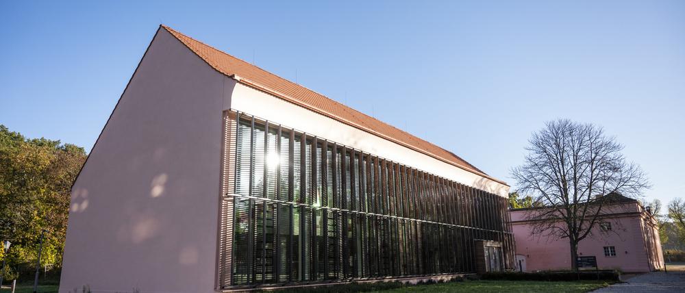 Die Sonne scheint auf das Gebäude der Rabbinerschule Abraham Geiger Kolleg. 