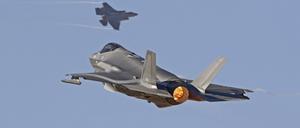 Zwei israelische Kampfjets bei einer Übung.
