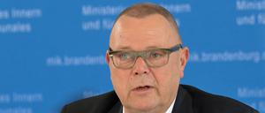 Brandenburgs Innenminister Michael Stübgen (CDU) spricht auf einer Pressekonferenz.