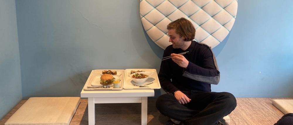 Ein Student in der japanischen Mensa